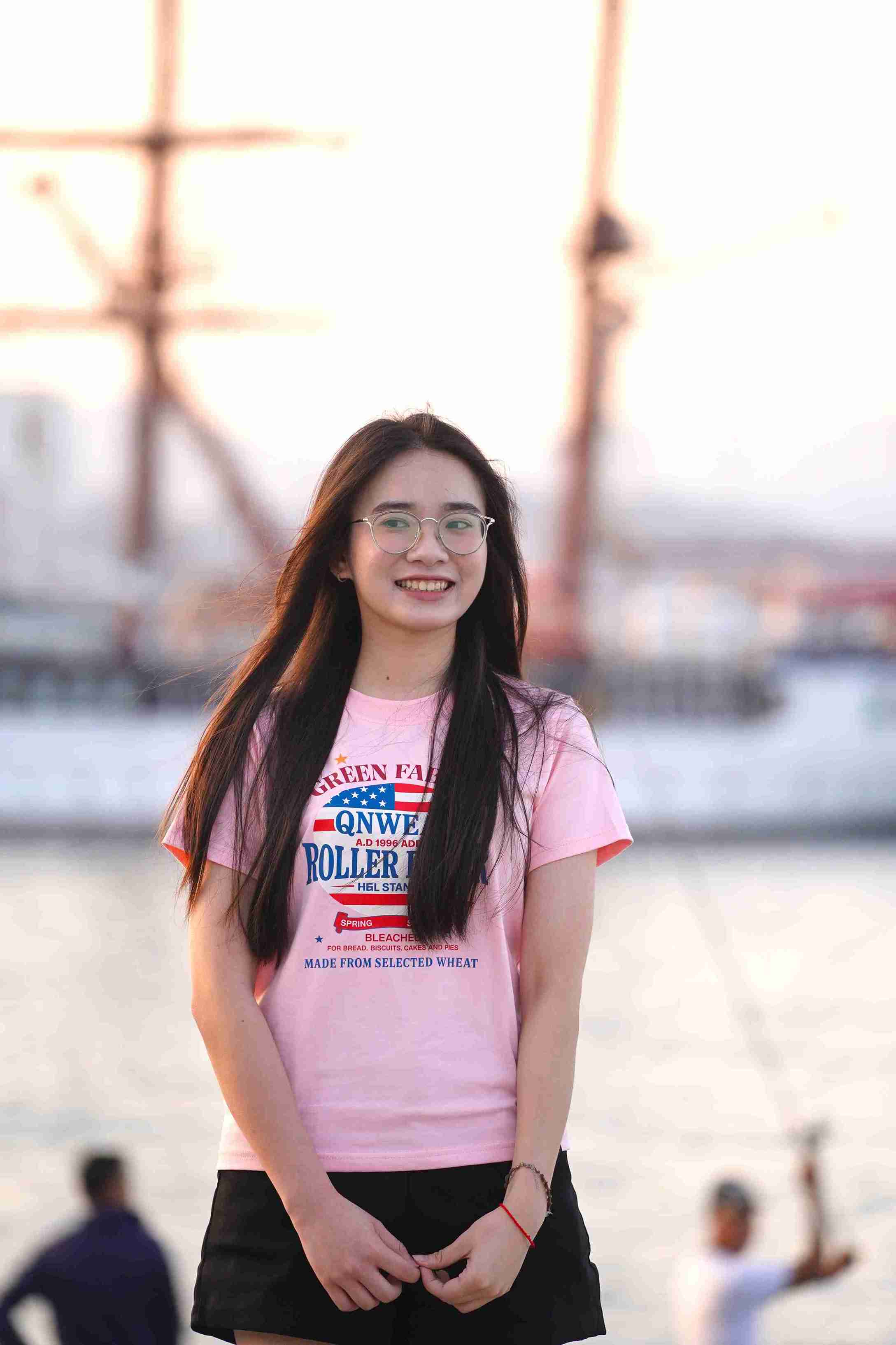 Nhiều bạn trẻ tìm góc đẹp, chờ bắt khoảnh khắc hoàng hôn. Ảnh: Hữu Long 