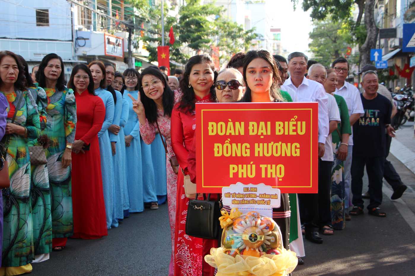 Lãnh đạo tỉnh Khánh Hòa và bà con Nhân dân về Đền Hùng Nha Trang trong ngày Giỗ Tổ Hùng Vương. Ảnh: Phương Linh