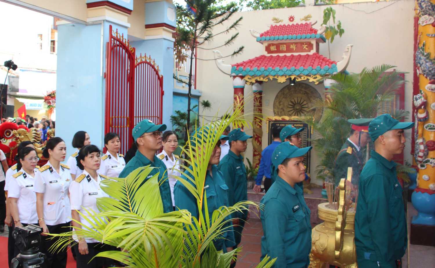 Lãnh đạo HĐND, UB MTTT Việt Nam tỉnh Khánh Hòa và nhân dân, các đơn vị vũ trang dâng hương tưởng nhớ các Vua Hùng. Ảnh: Phương Linh