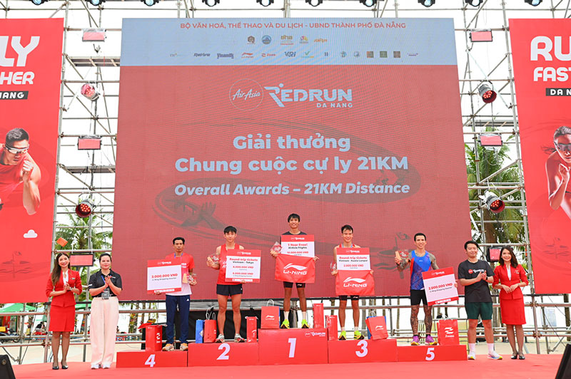 Ban tổ chức trao giải cho chung cuộc cự ly 21km. Ảnh: BTC