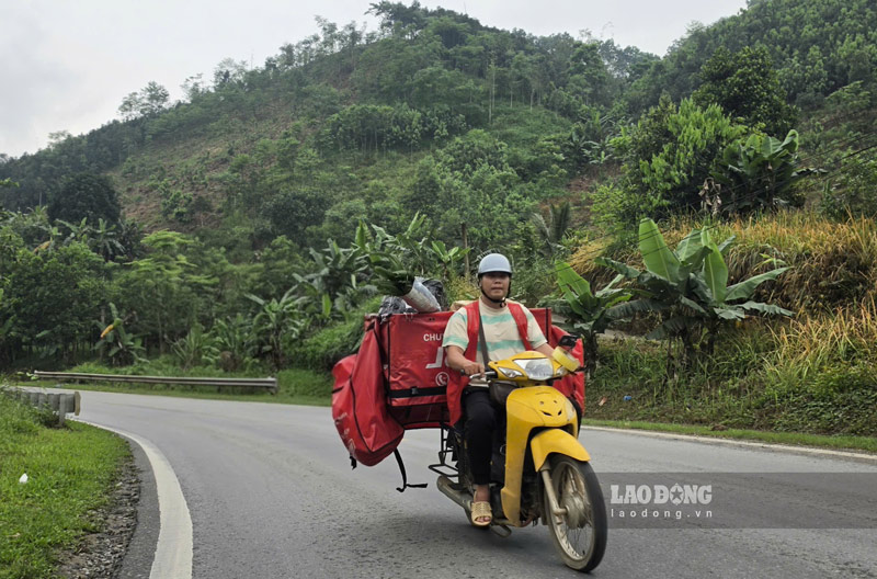 The shipper profession in mountainous provinces is bringing stable income to local workers. Photo: Long Nguyen