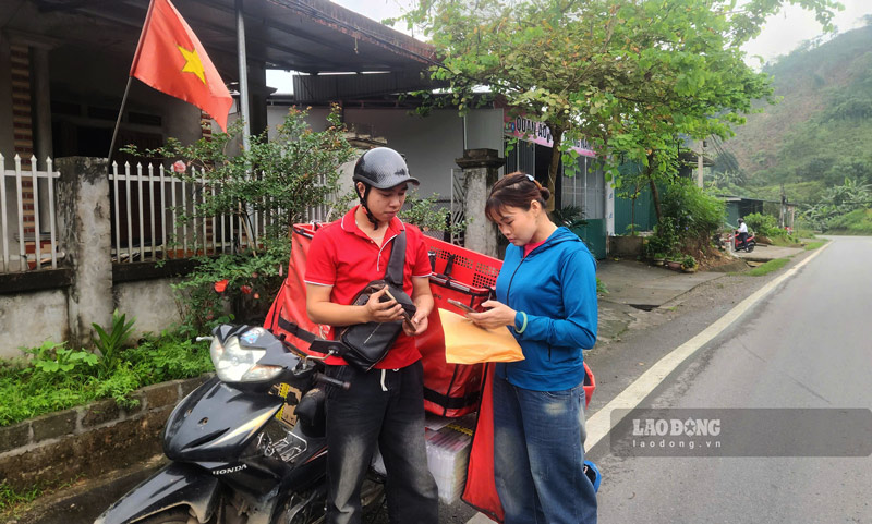 Sau mỗi đơn hàng được giao, shipper sẽ nhận về 5.000 đồng tiền công, nhưng nếu chủ đơn hàng bận trên nương thì số tiền này sẽ cần nhiều cuộc điện thoại. Ảnh: An Lộc