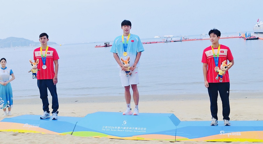 응우옌후이호앙과 마이쩐뚜언안이 2026년 아시아 비치 게임에서 메달을 받았습니다. 사진: 호아이비엣