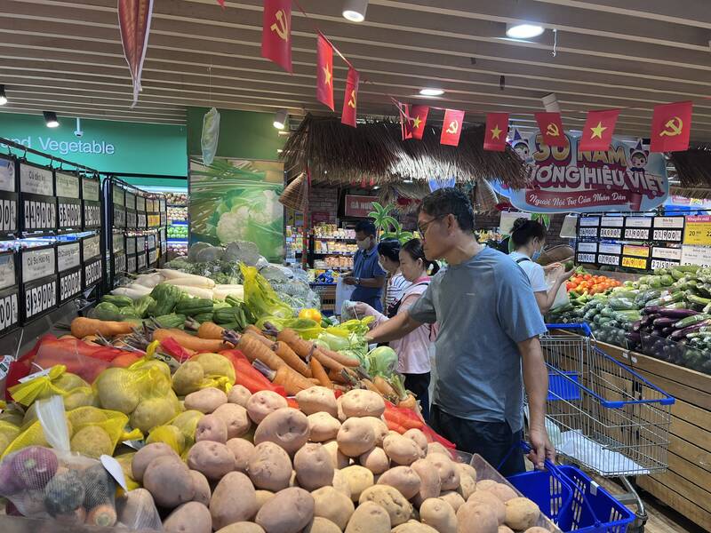 Người dân mua sắm đông đúc tại siêu thị TPHCM. Ảnh: Hạ Mây