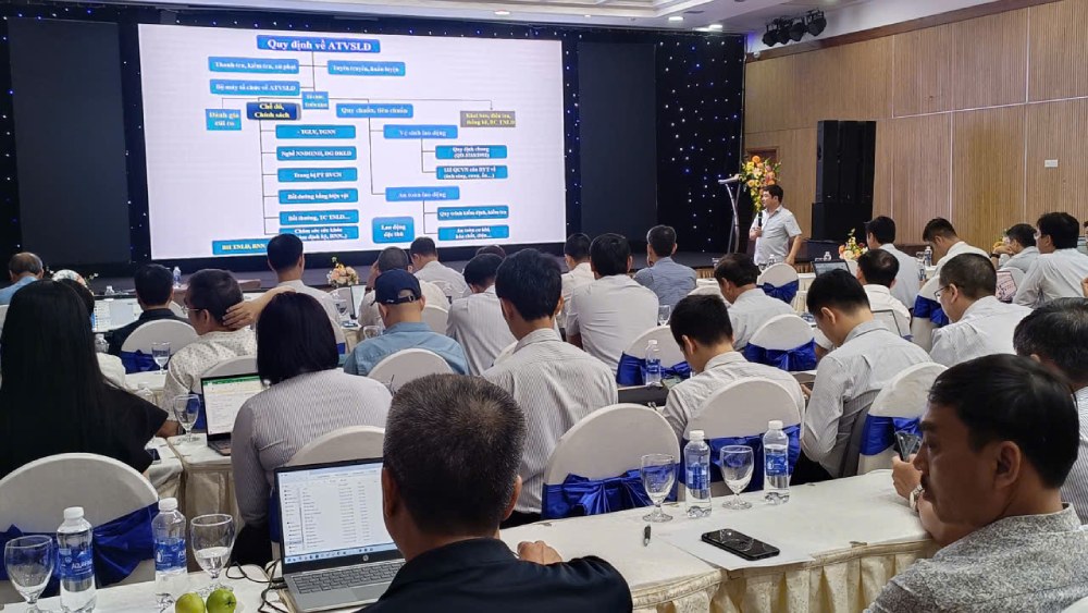 The Trade Union and VNPT Group have just organized occupational safety and health training for 78 personnel belonging to the occupational safety and health work group. Photo: Hong Hai