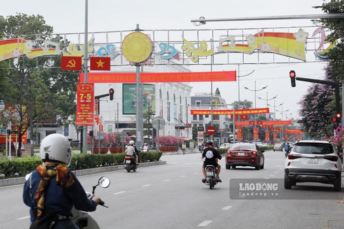 Đường phố Điện Biên Phủ rực rỡ cờ hoa trước trong dịp nghĩ lễ. Ảnh: Quang Đạt