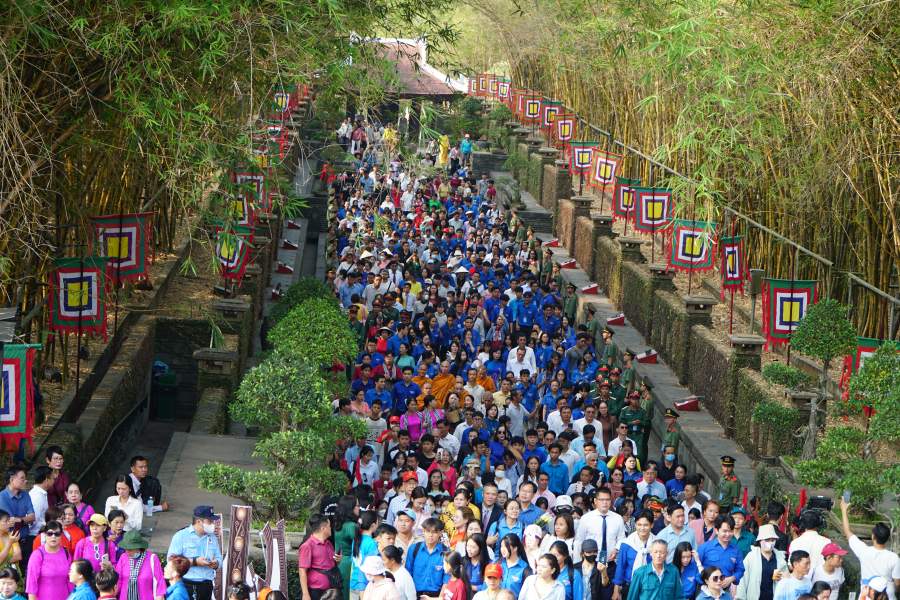 Người dân tham dự lễ Giỗ Tổ Hùng Vương năm 2026, hướng về cội nguồn dân tộc. Ảnh: Thái Bảo