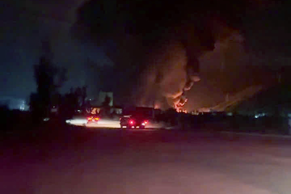 Lửa bao trùm kho xưởng công ty trong đêm. Ảnh Hoài Phương