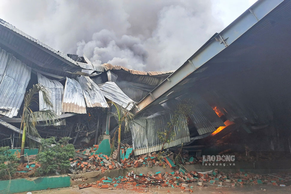 A large fire occurred at Tan Dai Hung General Co., Ltd. (Nhon Hoi Economic Zone, Quy Nhon Dong ward, Gia Lai). Photo: Hoai Phuong