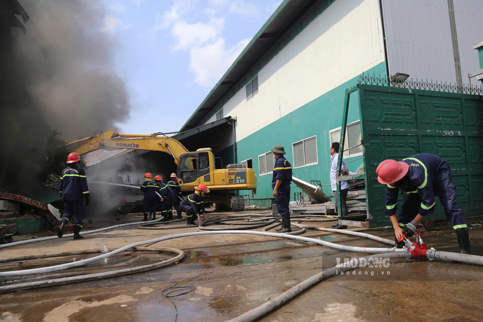 Lực lượng chức năng triển khai công tác chữa cháy. Ảnh: Hoài Phương
