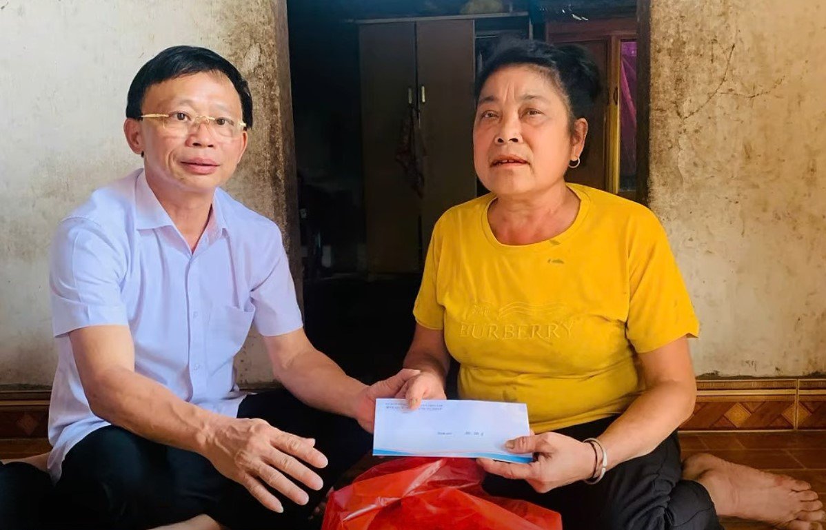 Lãnh đạo địa phương trao món quà ý nghĩa, chia sẻ khó khăn với người dân hoàn cảnh khó khăn tại xã Châu Lộc. Ảnh: Ngọc Anh 