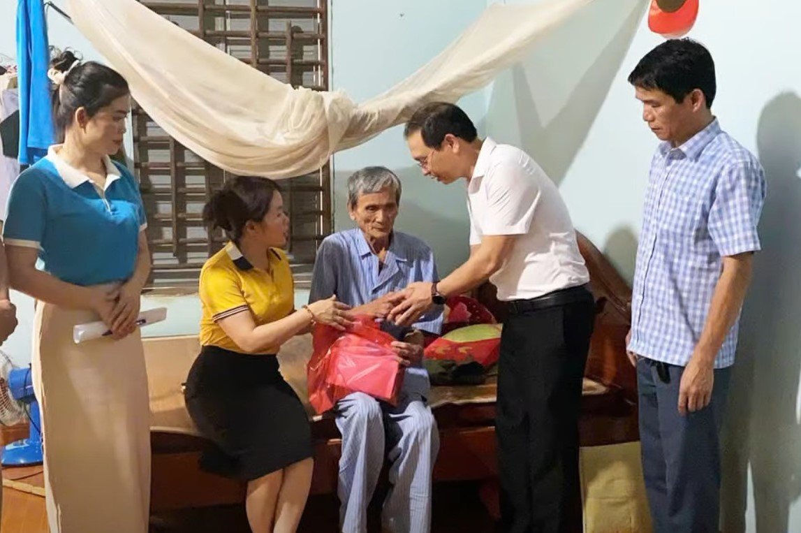 Commune leaders and the Fatherland Front of Chau Loc commune present gifts to poor households and families in difficult circumstances during the holiday. Photo: Ngoc Anh