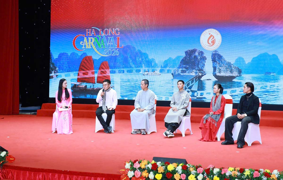 Director, cinematographer and actors share behind-the-scenes footage of the movie "Địa đạo - Mặt trời trong bóng tối". Photo: Doan Hung