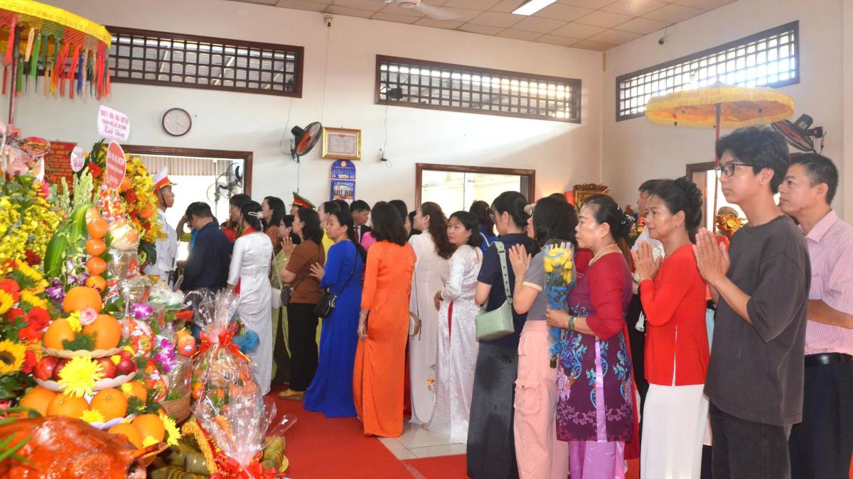 Đông đảo người dân đến viếng, dân hương tại Đền Hùng Vương - Mẫu Cửu ở Vũng Tàu. Ảnh: Cẩm Nhung