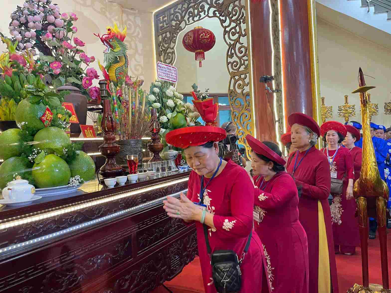 Người dân các địa phương dâng hương tại Đền Hùng ở Hoa viên Bình Dương. Ảnh: Đình Trọng