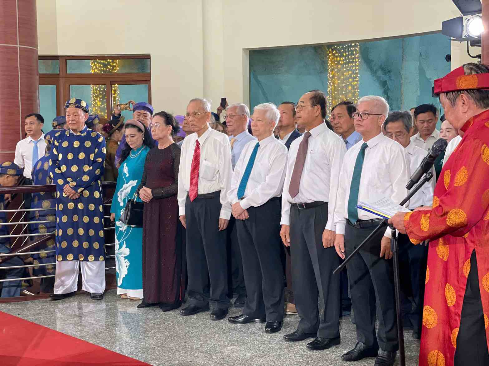 Nguyên Chủ tịch nước Nguyễn Minh Triết cùng các thế hệ lãnh đạo tỉnh Bình Dương cũ về dự lễ giỗ Tổ Hùng Vương. Ảnh: Đình Trọng