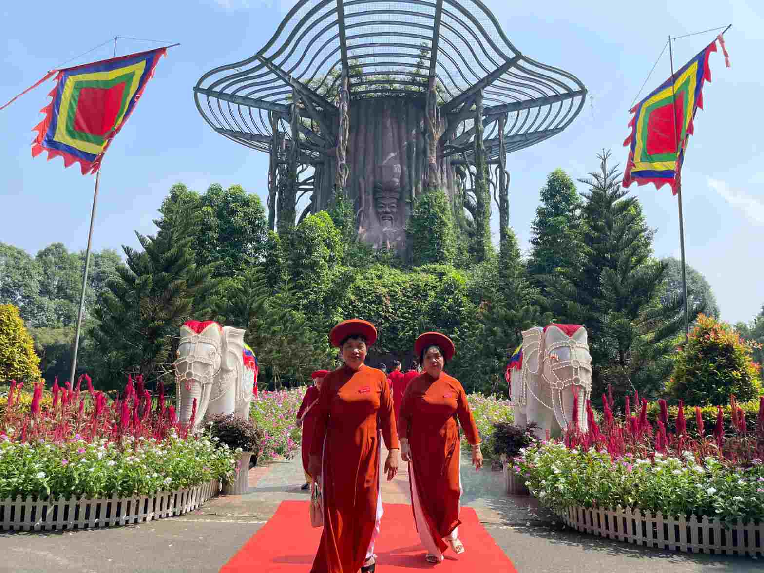 Đền Hùng trong Hoa viên Bình Dương, phường Chánh Phú Hòa, TPHCM. Ảnh: Đình Trọng
