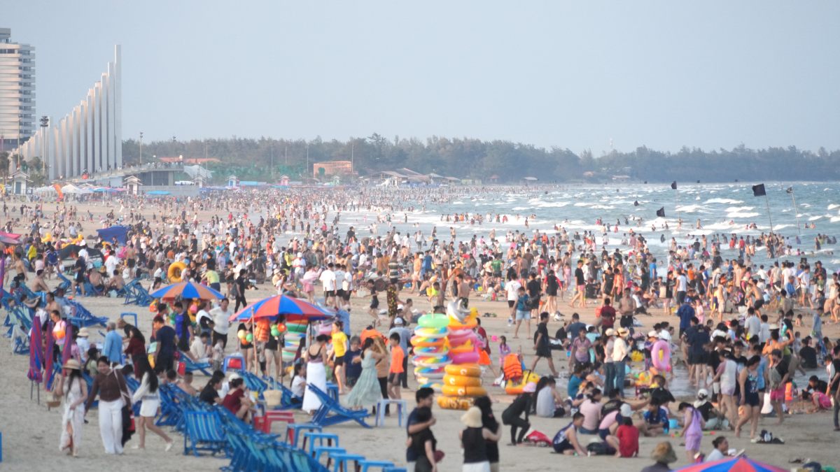 Crowds of tourists swim in the sea in Vung Tau during the holidays. Photo: Thanh An