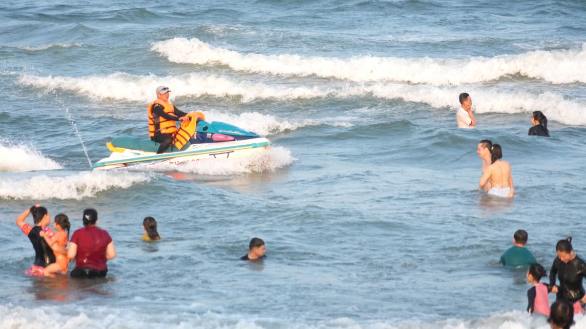 Lực lượng cứu hộ tuần tra để đảm bảo an toàn cho du khách. Ảnh: Thành An 