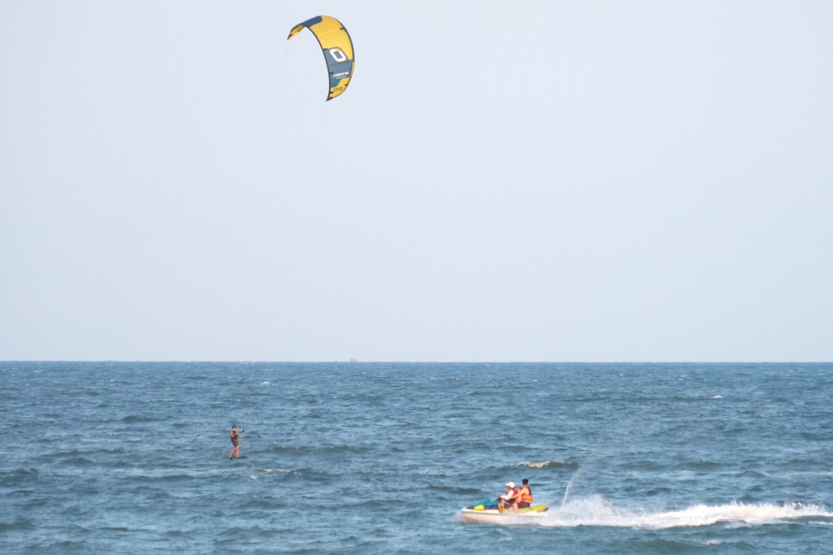 Du khách tham gia các môn thể thao trên biển. Ảnh: Thành An