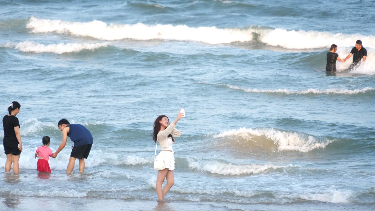 Biển Vũng Tàu sạch đẹp, du khách an tâm tắm biển, check-in trên bãi tắm. Ảnh: Thành An