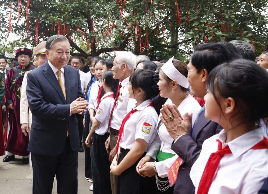 General Secretary and President To Lam with people from all walks of life at the Hung Kings Temple Special National Historical Relic Site. Photo: Thong Nhat/ VNA