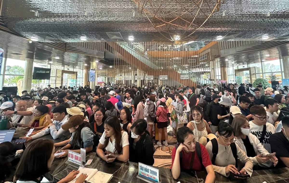 Crowds of tourists check in through Ao Tien port (Van Don Special Zone). Photo: Quang Ninh