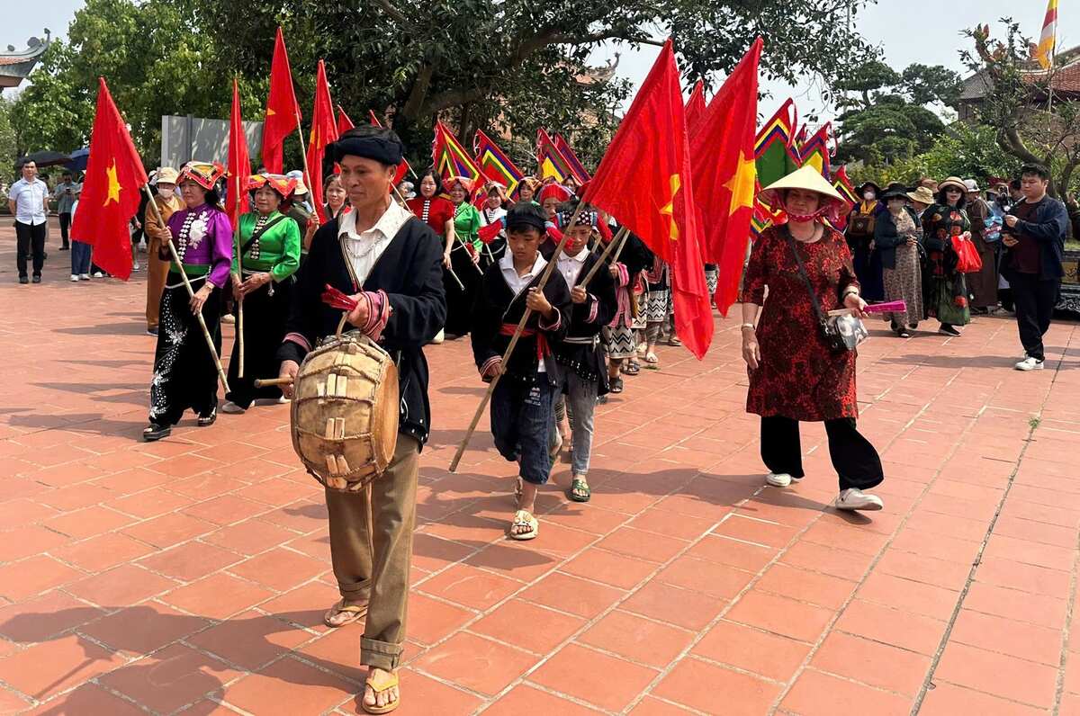 Các nghi lễ diễn ra trang nghiêm với sự tham gia của hàng nghìn nhân dân, du khách trong và ngoài thành phố. 