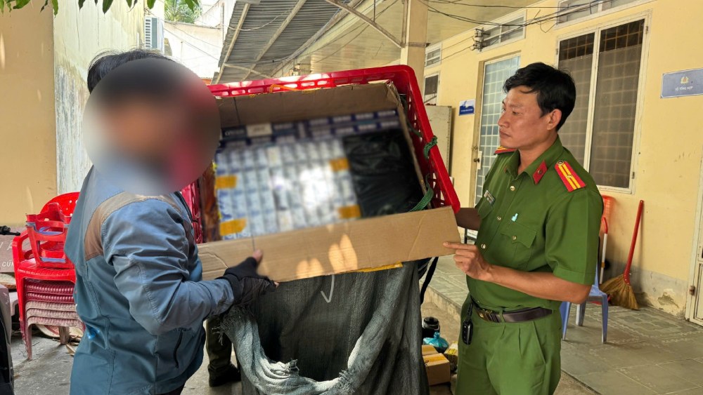 Giang giả làm shipper vận chuyển 1.470 bao thuốc lá lậu. Ảnh: CACC