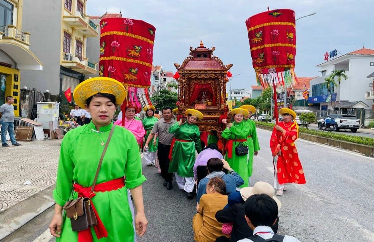 People excitedly line up to carry palanquins when the procession of the statue of Saint Tran passes by, wishing for peace and luck. Photo: Tran Ha