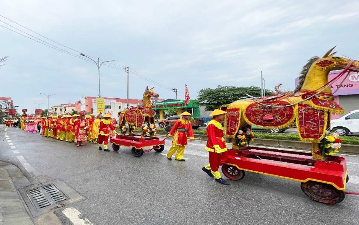 Nghi lễ rước tượng Đức Thánh Trần tại Lễ hội Bạch Đằng 2026. Ảnh: Thu Hà