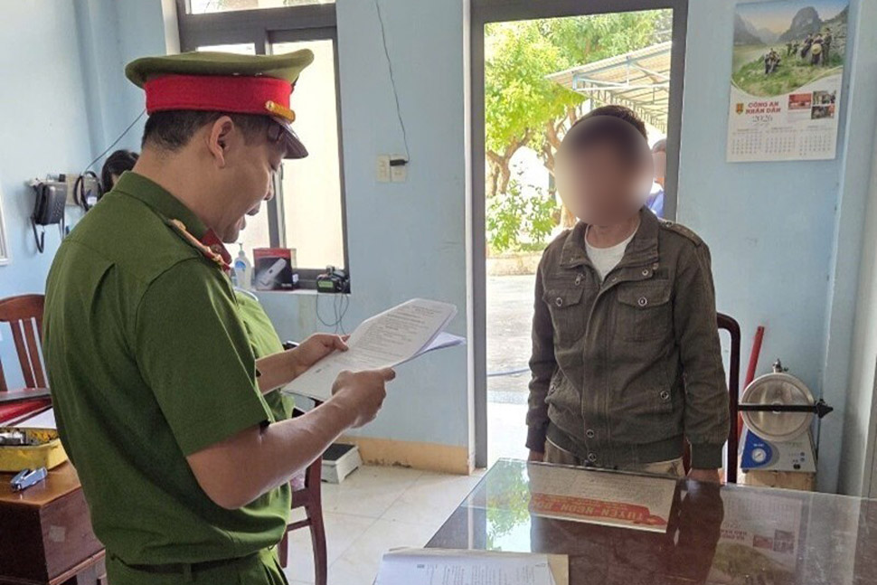 Công an tỉnh Gia Lai thi hành lệnh bắt tạm giam đối với H.Đ.T - kẻ bán "cỏ Mỹ" chứa chất ma túy tổng hợp nguy hiểm. Ảnh: Công an