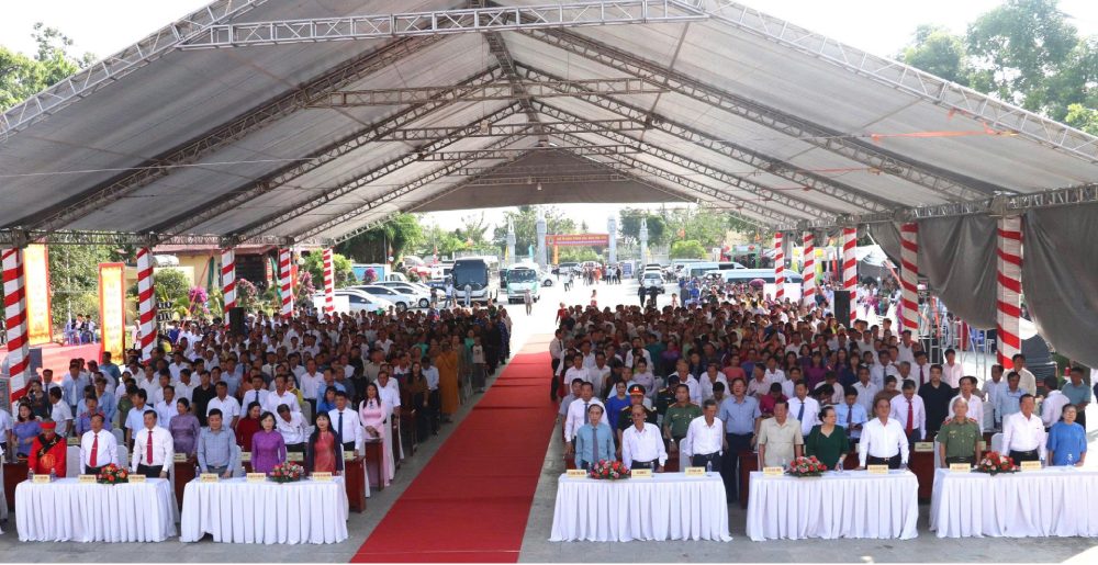 Đại biểu dự lễ Lễ dâng hương Quốc Tổ Hùng Vương. Ảnh: Ngọc Mai