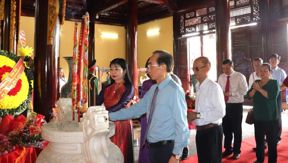 Lãnh đạo, nguyên lãnh đạo tỉnh An Giang dâng hương tại Đền thờ Quốc tổ Hùng Vương. Ảnh: Ngọc Mai