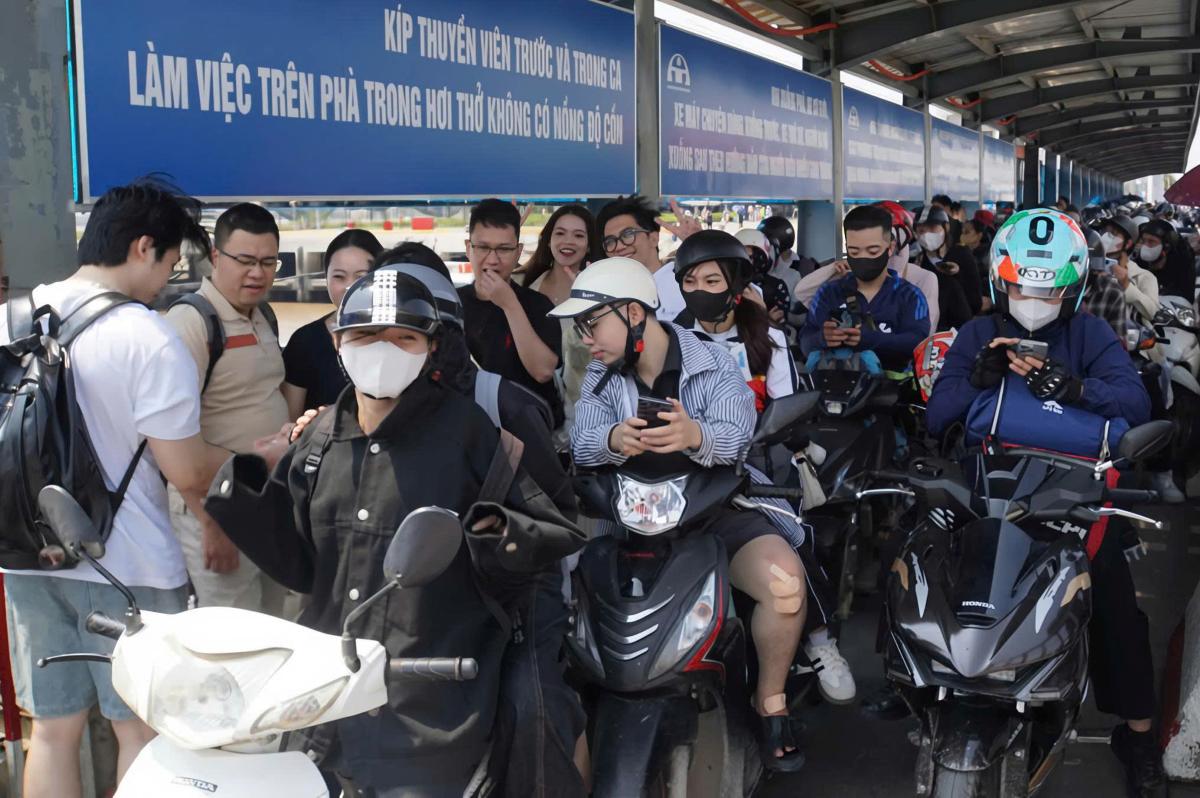 Du khách không phải chờ đợi quá lâu để qua phà như những kì nghỉ lễ trước. Ảnh: Ngọc Trinh