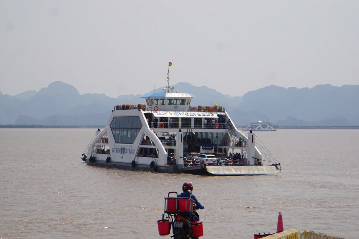 Phà chạy linh hoạt thời gian, bảo đảm nhanh chóng, an toàn đưa du khách đến đảo Cát Bà. Ảnh: Ngọc Trinh