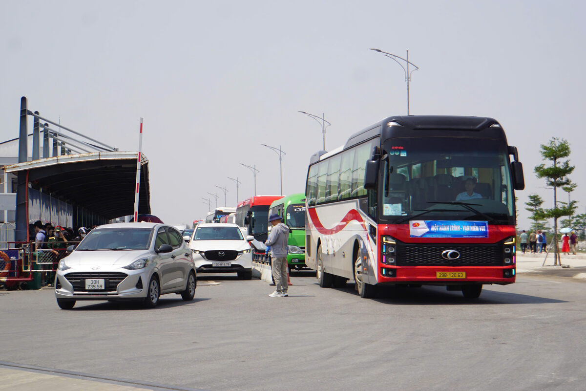 During the Giỗ Tổ holiday, the road leading to Dong Bai ferry terminal is crowded from early morning. Photo: Ngoc Trinh
