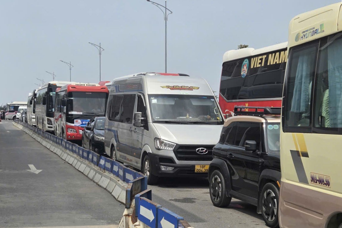 Dòng phương tiện nối nhau chờ qua phà trưa 26.4. Ảnh: Hoàng Khôi