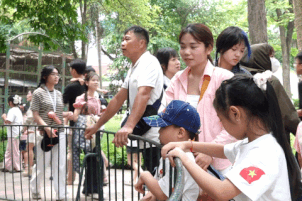 Parents travel hundreds of kilometers to take their children to Hanoi Zoo on holidays