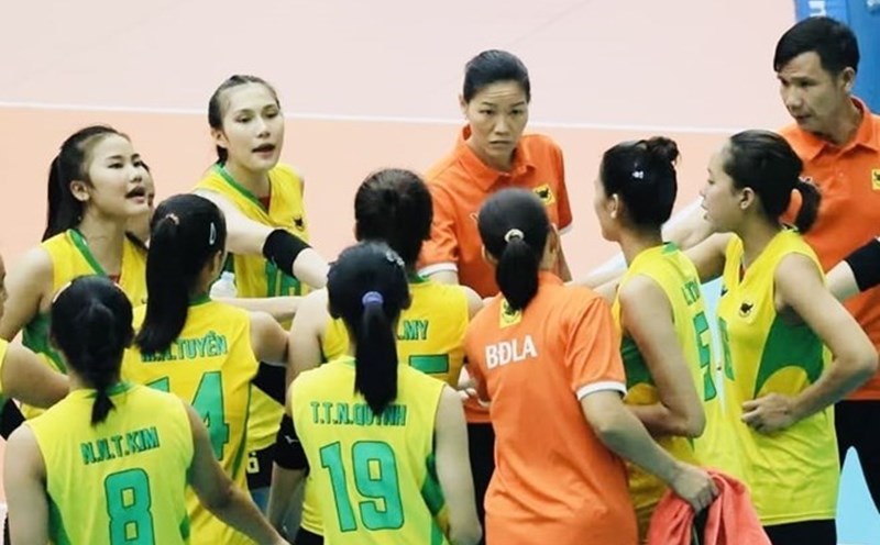 VTV Binh Dien Long An meets Binh Chung Thong Tin in the 3rd place match of the Hung Vuong Cup volleyball tournament. Photo: VFV