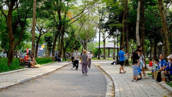 During the Giỗ Tổ holiday, many families choose parks instead of traveling far away