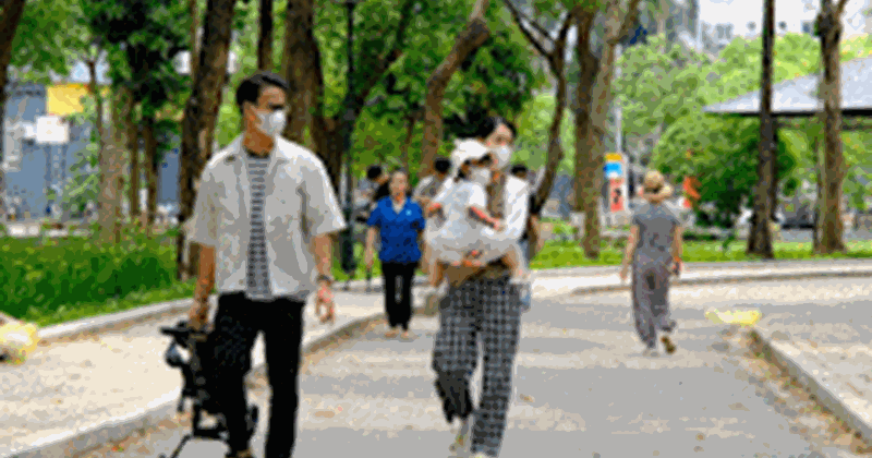 During the Giỗ Tổ holiday, many families choose parks instead of traveling far away