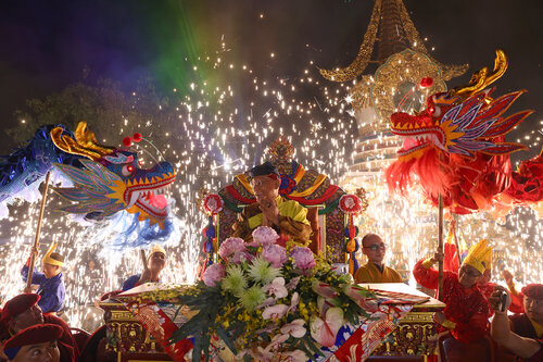 Pháo hoa khép lại đêm lễ hội ánh sáng 3D mapping Cầu nguyện hòa bình thế giới. Ảnh: Ban tổ chức