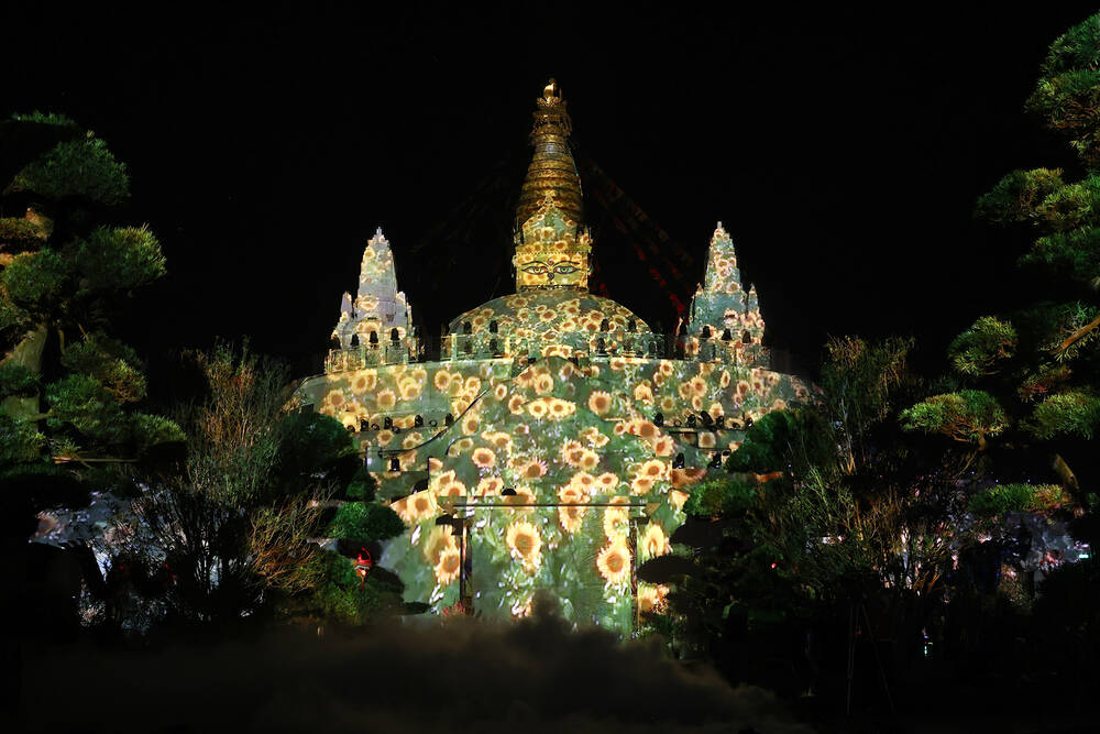 Ngôi Đại Bảo tháp với hoa hướng dương. Ảnh: Ban tổ chức