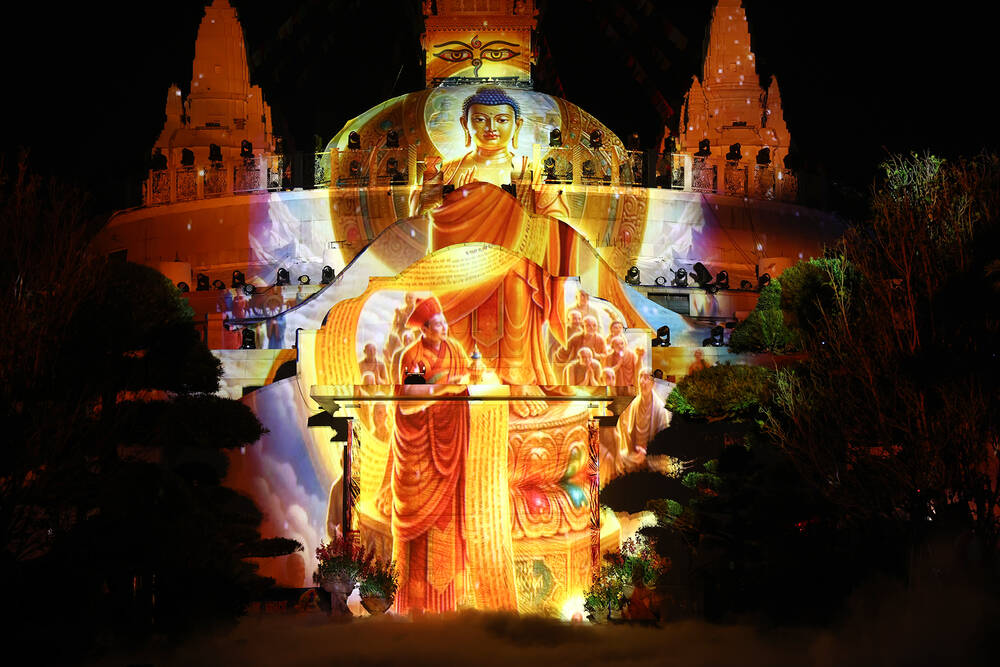 Ánh sáng giáo Pháp của Đức Phật soi sáng, phổ độ muôn người, vạn loài. Ảnh: Ban tổ chức