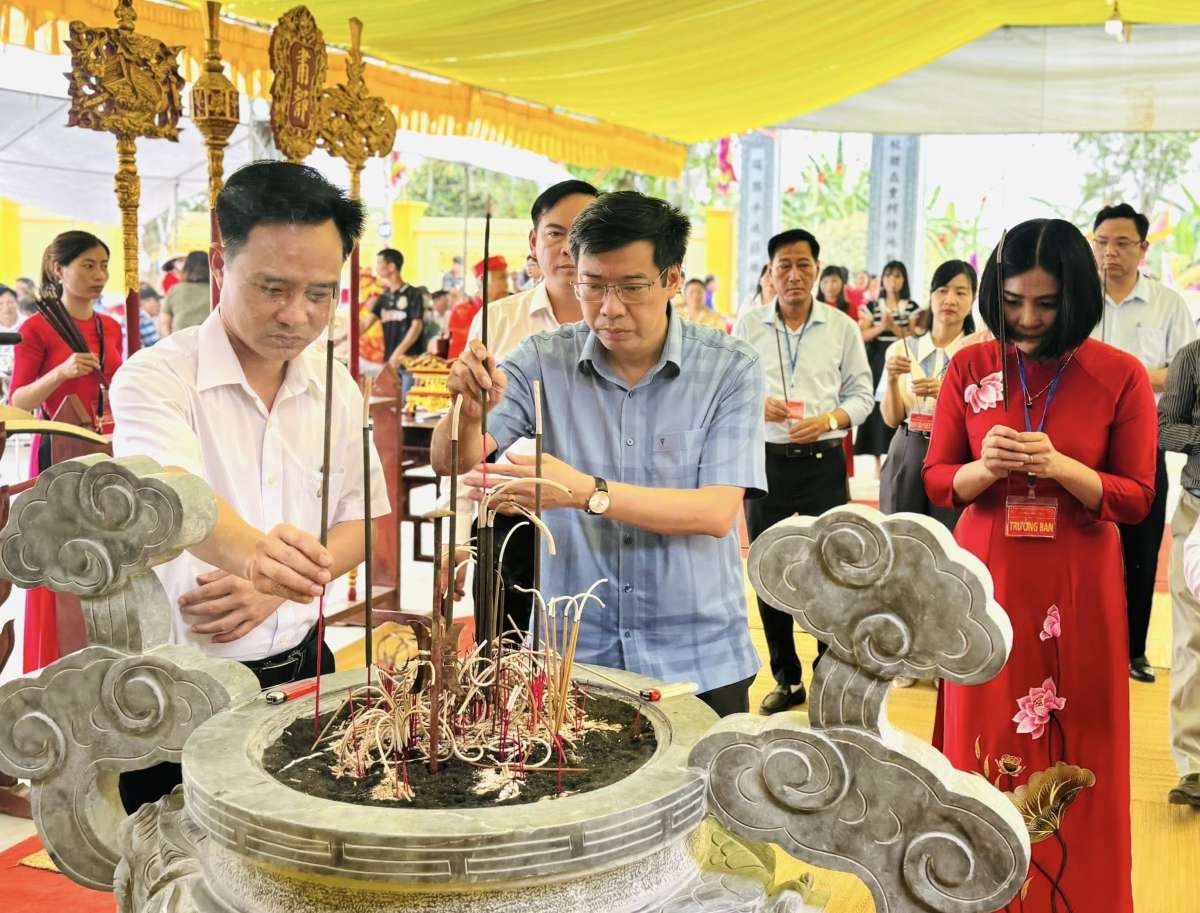 Các đại biểu và nhân dân dâng hương tại di tích. Ảnh: Xã Vĩnh Thịnh