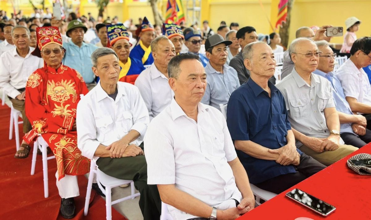 Đông đảo nhân dân, du khách về dự lễ hội. Ảnh: Xã Vĩnh Thịnh