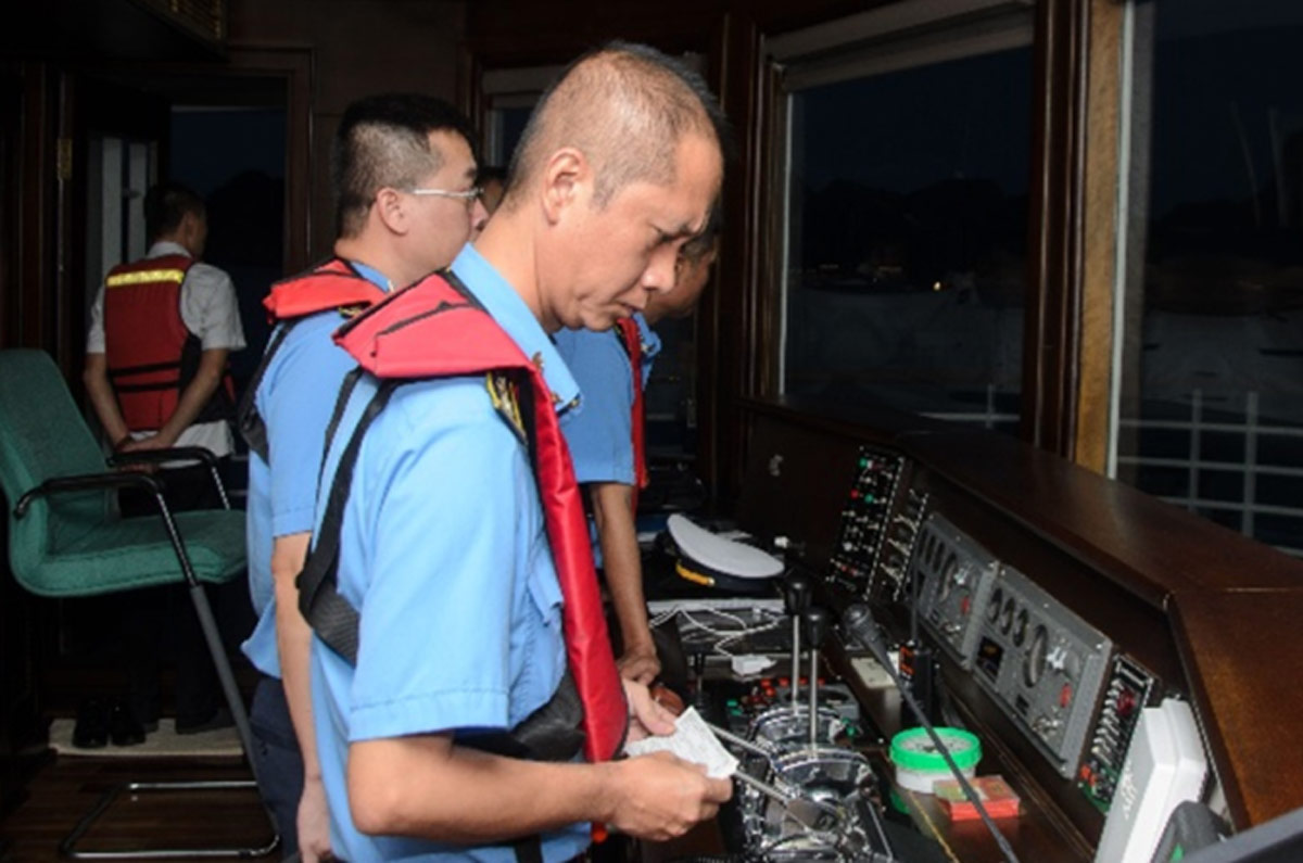 Inter-sectoral forces inspect the cockpit of a overnight ship, when they detect that the vehicle is not anchored in the correct position. Photo: That Su