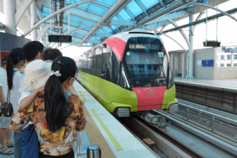 ハノイメトロは無料チケット、人々は祝日を楽しむために興奮して電車に乗る