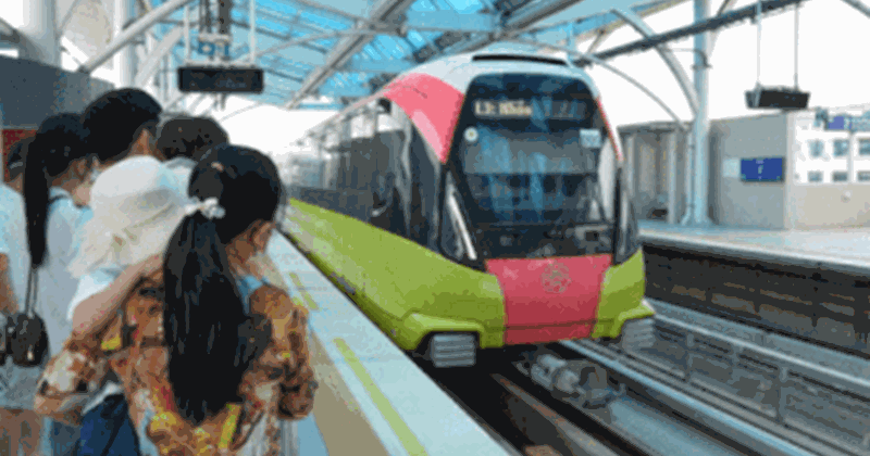 Hà Nội: Người dân hào hứng đi tàu điện miễn phí dịp lễ